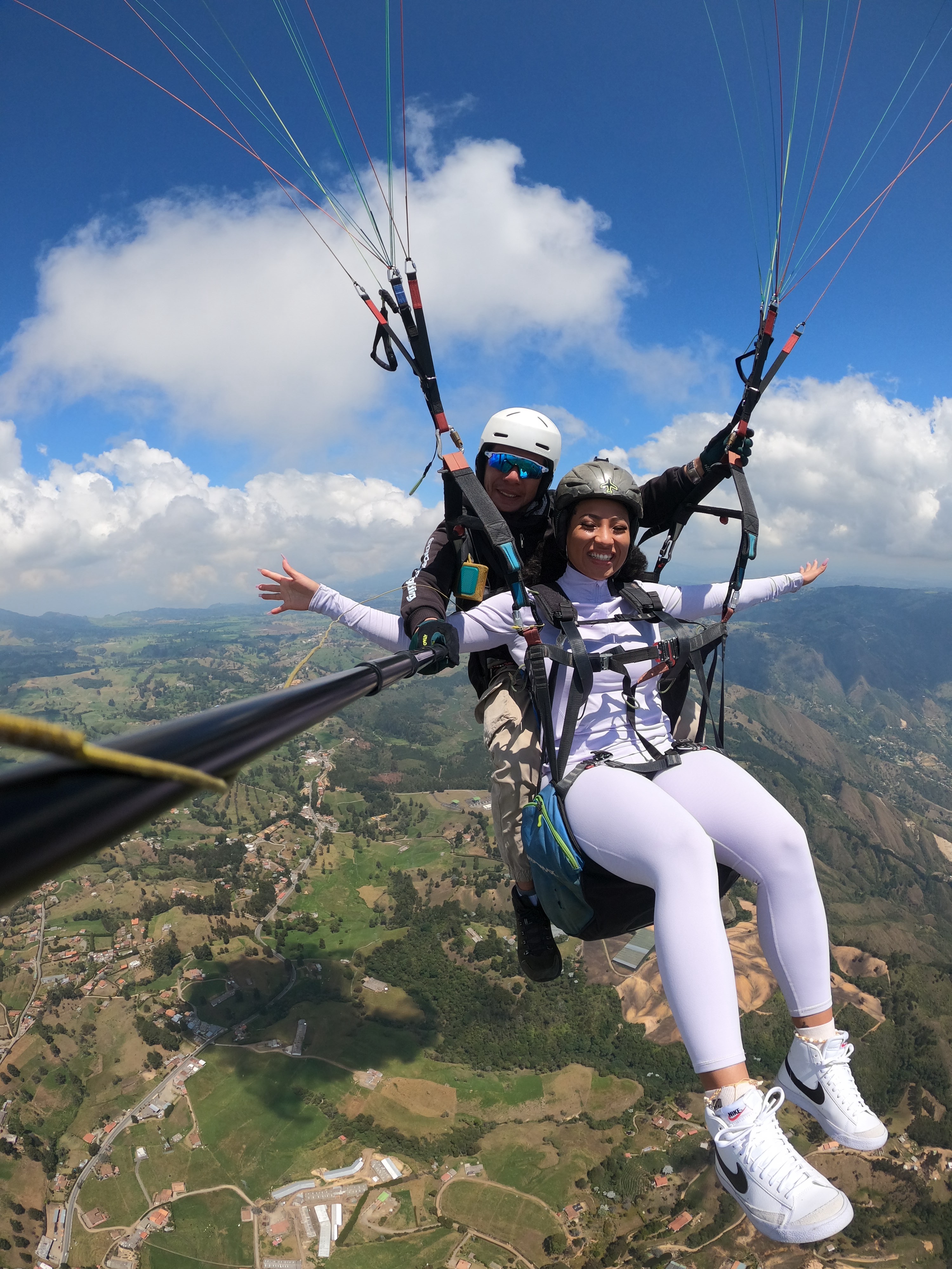 Vuelo en parapente sobre las montañas de Medellín