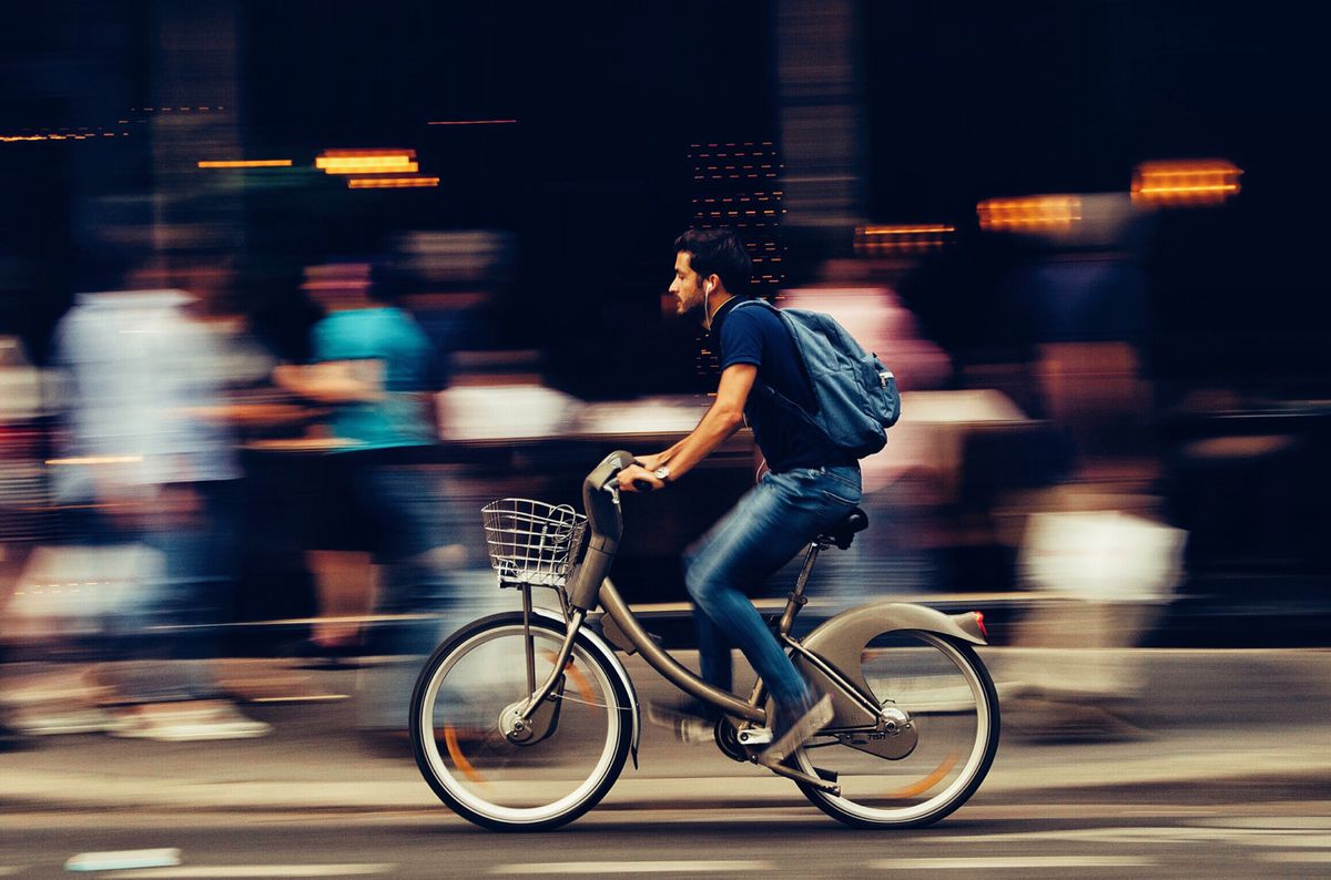 Persona en bicicleta por la ciudad