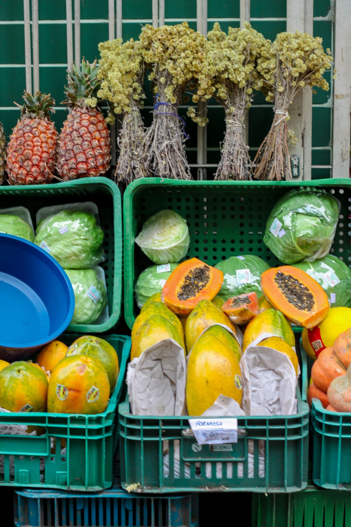 Frutas exóticas colombianas en un mercado